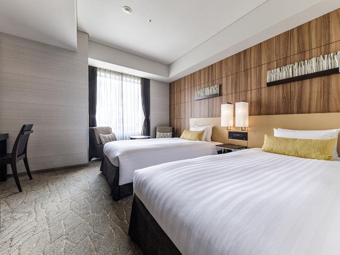 【桜島側スーペリアツインルーム 28.2平米/ベッド幅110cm】各フロア1室限定の桜島側スーペリアツイン。雄大な自然と南国の陽光を感じる広めの客室で、最大3名様まで利用可能です。