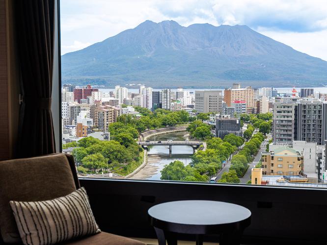 部屋から望む雄大な桜島