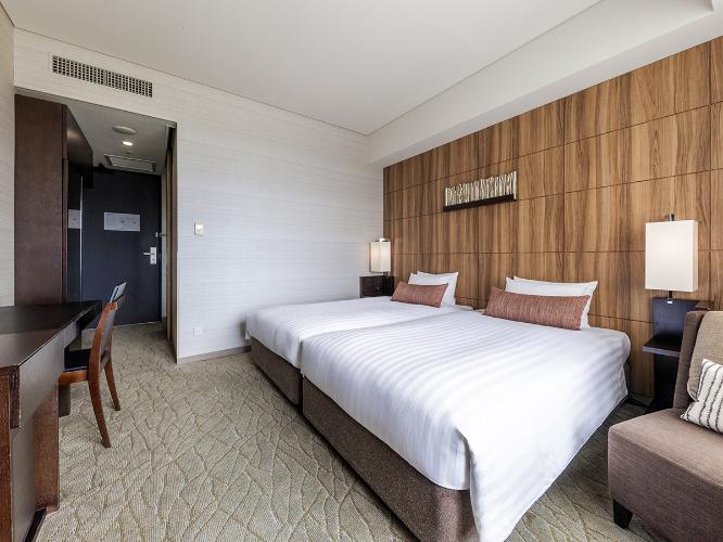 【桜島側ツインルーム 23.4平米/ベッド幅110cm】ご夫婦やお友達同士の滞在に最適。23.4平米のお部屋で、ホテルにいながら鹿児島観光を味わえます。