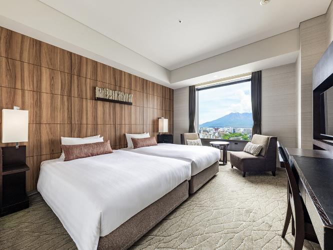 【桜島側ツインルーム 23.4平米/ベッド幅110cm】ご夫婦やお友達同士の滞在に最適。23.4平米のお部屋で、ホテルにいながら鹿児島観光を味わえます。