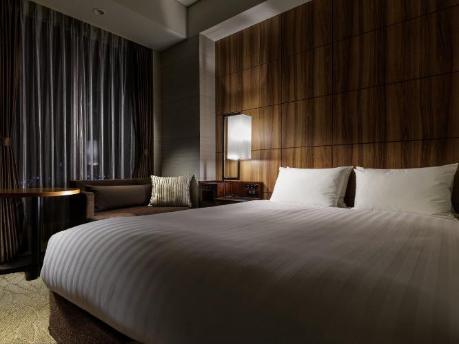 【桜島側ダブルルーム 17.7平米/ベッド幅150cm】雄大な桜島を望むことができるダブルルームは、くつろぎのソファスペースとナチュラルでやさしいデザインにこだわりました。