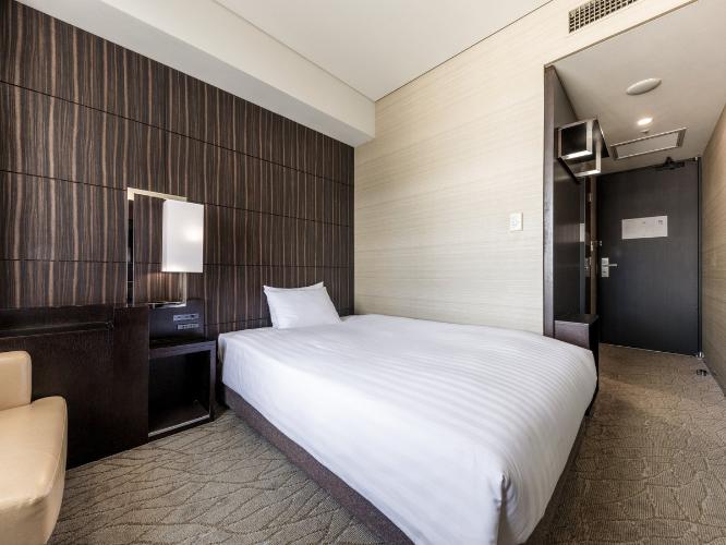 【観覧車側セミダブル 17.7平米/ベッド幅140cm】どのシーンにも機能的なセミダブルルームからは、シティビューが望めます。ゆったりと過ごせるベッドで、快適な朝をお迎えください。