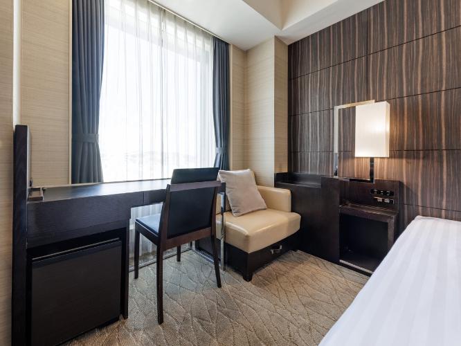 【観覧車側セミダブル 17.7平米/ベッド幅140cm】どのシーンにも機能的なセミダブルルームからは、シティビューが望めます。ゆったりと過ごせるベッドで、快適な朝をお迎えください。