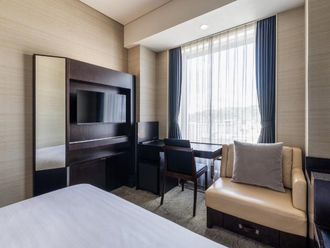 【観覧車側セミダブル 17.7平米/ベッド幅140cm】どのシーンにも機能的なセミダブルルームからは、シティビューが望めます。ゆったりと過ごせるベッドで、快適な朝をお迎えください。