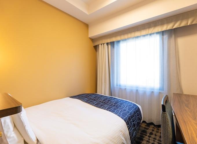 シングルルーム　140ｃｍサイズのダブルベッドでゆったり！