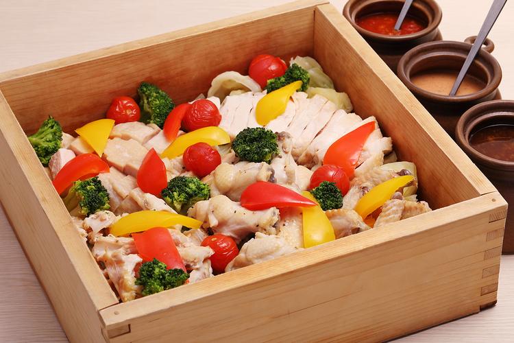 高温蒸気で余分な脂を落とし、華味鳥本来の旨みとしっとりした食感を引き出したヘルシーなせいろ蒸しをぜひご賞味ください。