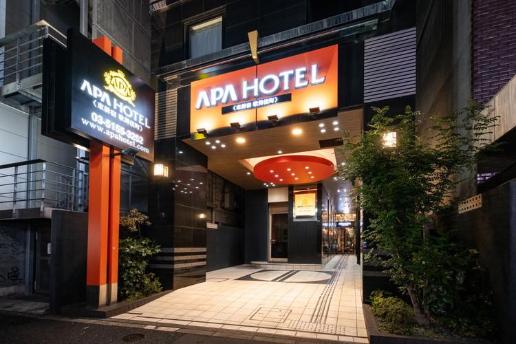 外観(夜)　職安通り側。正面エントランス。