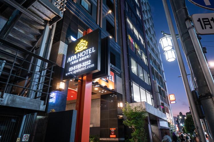 外観(夜)　職安通り側。