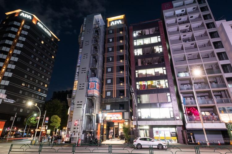 外観(夜)　職安通り側。左手に見えるのはアパホテル〈東新宿 歌舞伎町東〉です。