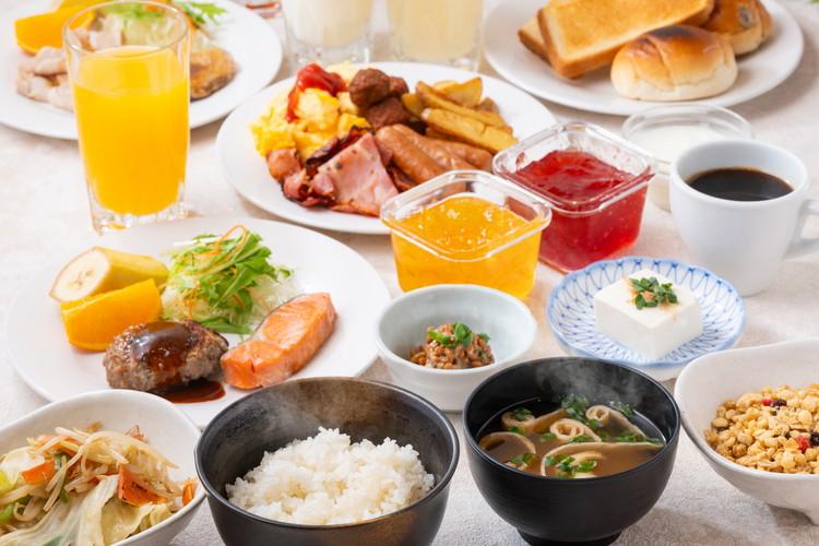 盛り合わせ一例【朝食】ご飯、味噌汁、ドリンク、おかず、パンおかわり自由<BR><BR>