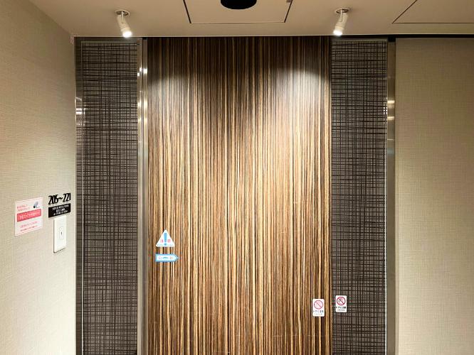 レディースルーム入口ドア