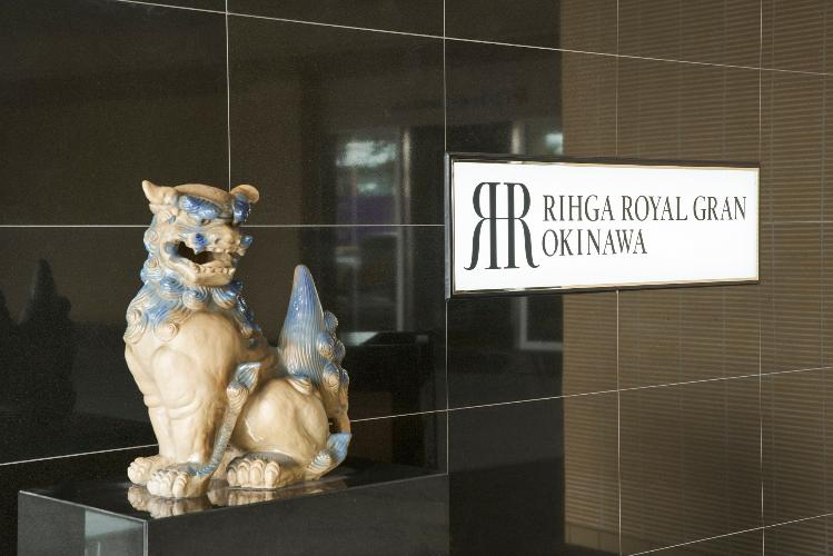 1F　正面玄関　シーサー