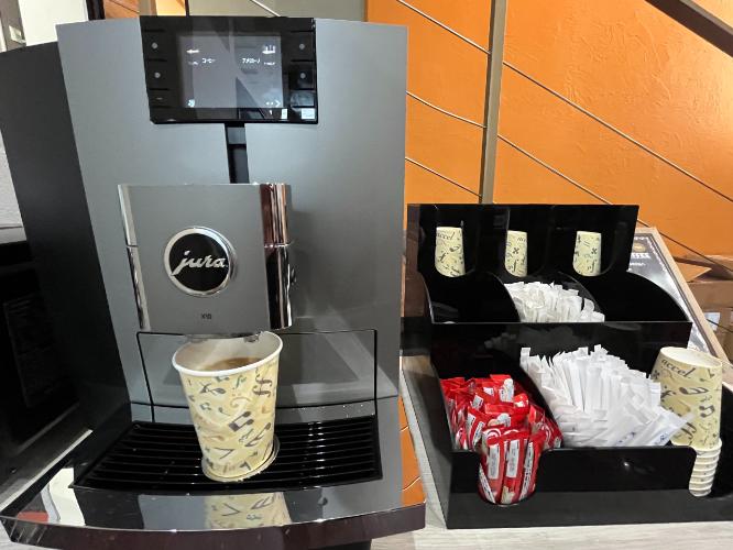 【ウェルカムコーヒー】スイスJURA社の高性能マシンを導入、豆は軽井沢地元のミカドコーヒーでございます。挽きたて豆を軽井沢の気候とともにお楽しみくださいませ。