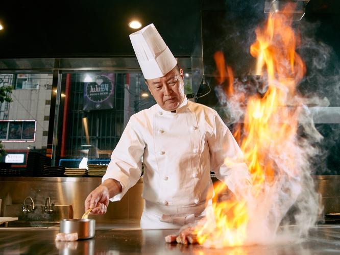 【ディナー】鉄板焼職人の匠の技をライブでご覧いただけます