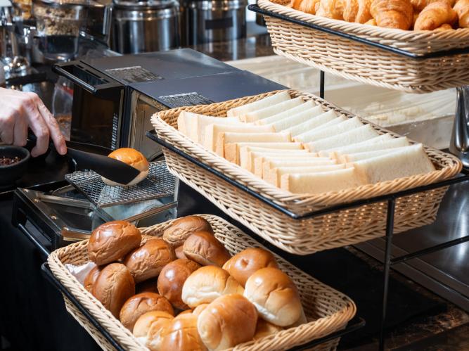 【朝食ビュッフェ】パンの香ばしい香りが食欲をそそります