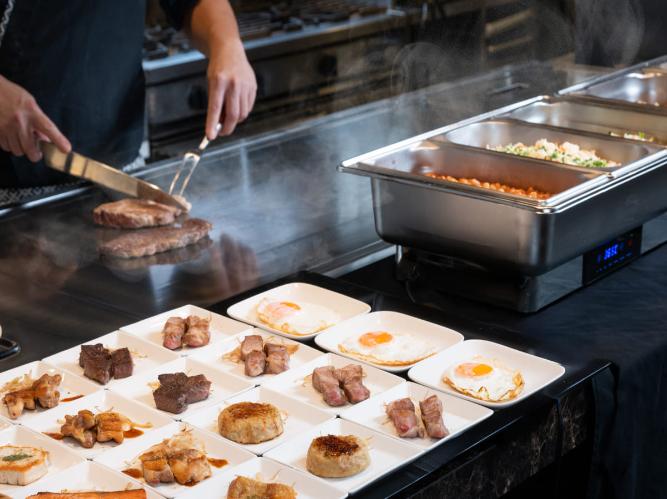 【朝食ビュッフェ】実演調理のライブキッチンでは肉、魚、卵料理がございます