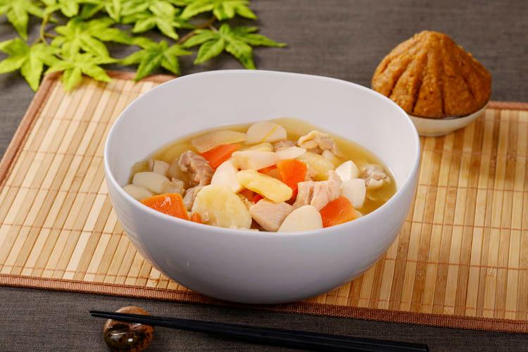 「だんご=だご」を「手でちぎる=つんきー」という方言から「つんきーだご汁」と呼ばれています。佐賀県産味噌のやさしい風味と、もちもちのだごが心を和ませる一品です。