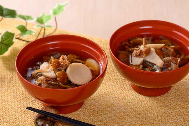 1600年代半ばが発祥ともされている「芋煮」。年間行事のひとつとして「芋煮会」が開催されるほど県民に愛される郷土料理です。