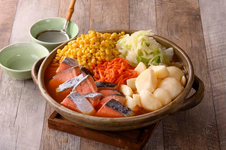 100年以上の歴史をもつ石狩鍋は地域に根づく伝統的な食文化として「100年フード」に認定されています。鮭と野菜の旨みたっぷりの、北海道産じゃがいもを使用した”ごちそう鍋”です。
