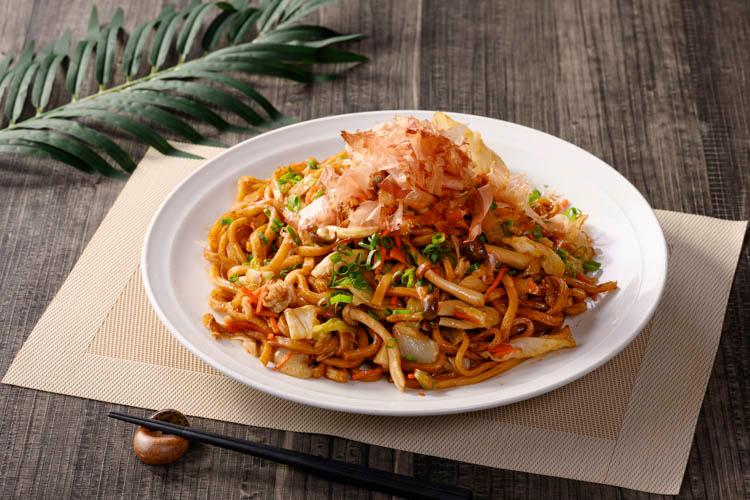 終戦直後の昭和20年に誕生し、地域に根づく伝統的な食文化として「100年フード」に認定されています。小倉のこだわりソースと福岡県産のしめじが入った北九州ならではの焼うどんをお召し上がりください。