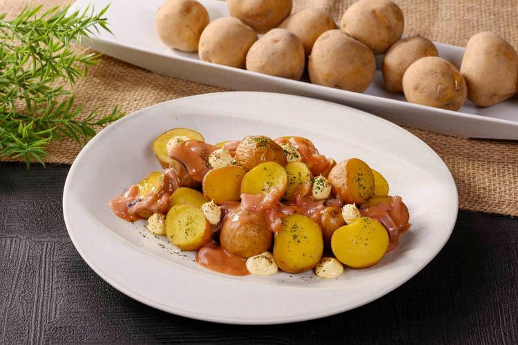 北海道産のほくほくじゃがいもを使用した、定番のご当地メニュー。お好みで塩辛を添えると、バターのコクと絶妙に調和し、より北海道らしい味わいをお楽しみいただけます。