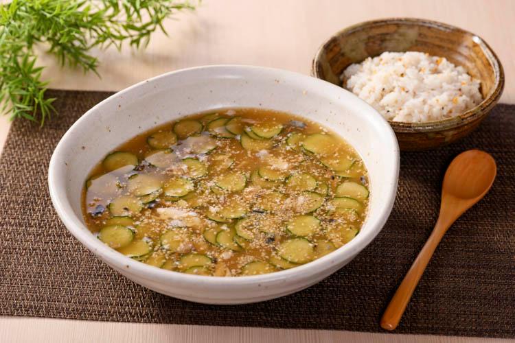 農民たちが暑い夏に、麦飯に生味噌をのせ、水をかけて食べていたことが起源とされている郷土料理。宮崎県産味噌のやさしい風味とごまの香りが広がる冷や汁をごはんにかけてお召し上がりください。