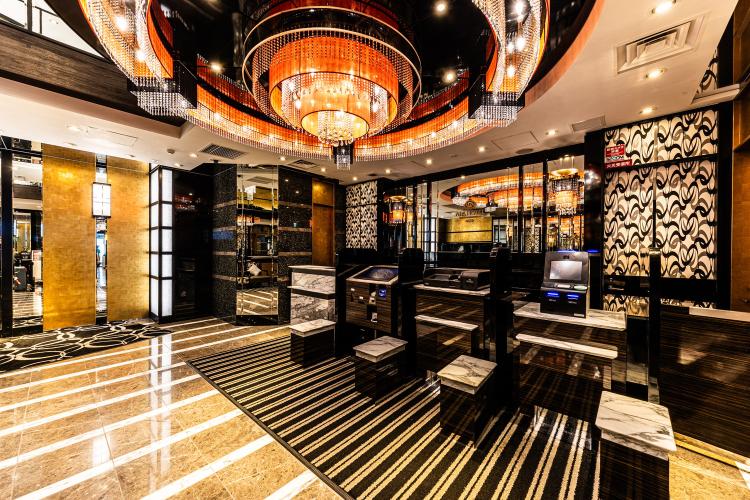 【フロント】豪華なシャンデリアを配置しております。