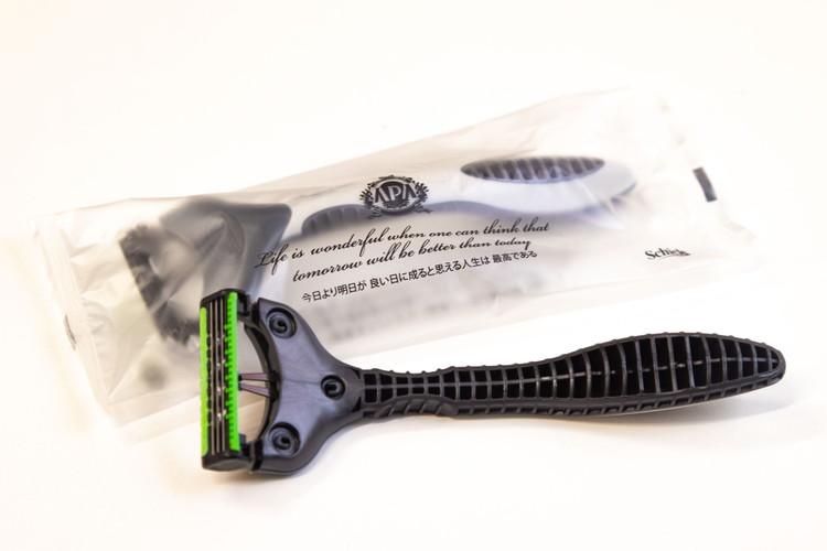 カミソリをご用意（環境に配慮したバイオマスを使用）。