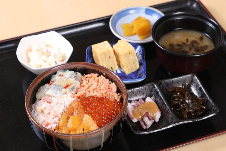【選べる朝食】函館朝市提携店6店舗にて海鮮丼or和定食（写真はきくよ食堂・メニュー一例）