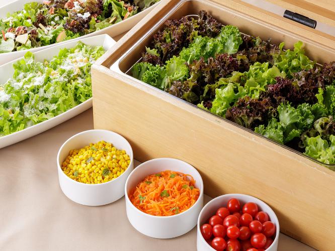 朝食ビュッフェ:新鮮な野菜にお好きなトッピングとドレッシングでオリジナルサラダを(イメージ)