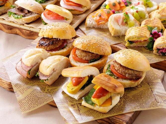 朝食ビュッフェ:シェフ特製のミニハンバーガーやサンド。どれにするか迷ってしまうかも(イメージ)