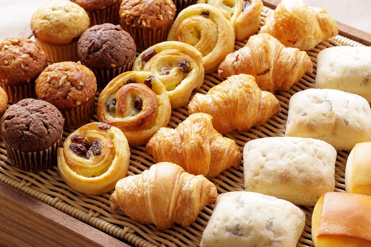 朝食ビュッフェ:ホテルで食べるパンは特別!はちみつやバター、ジャムを添えて(イメージ)