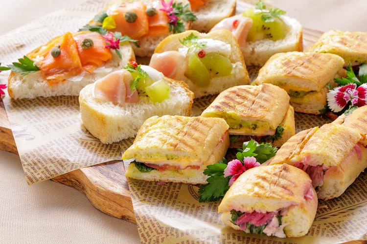 朝食ビュッフェ:思わず写真におさめたくなる、彩豊かなオープンサンド☆(イメージ)