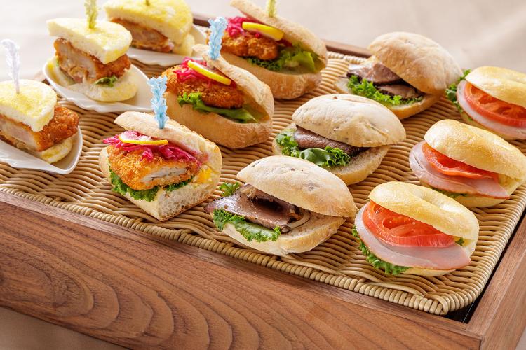 朝食ビュッフェ:シェフ特製のミニハンバーガーやサンド。どれにするか迷ってしまうかも(イメージ)