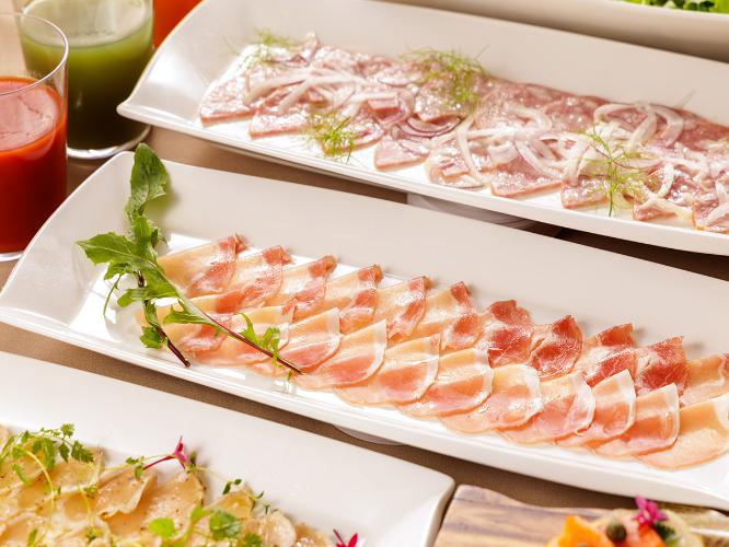 朝食ビュッフェ:ハムや生ハムは、サラダのトッピングとしても◎(イメージ)
