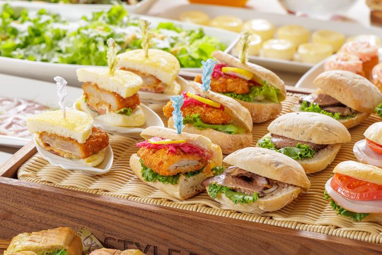 朝食ビュッフェ:シェフ特製のミニハンバーガーやサンド。どれにするか迷ってしまうかも(イメージ)