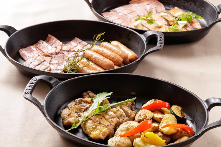 朝食ビュッフェ:溶岩石で焼き上げたジューシーなグリル料理(イメージ)