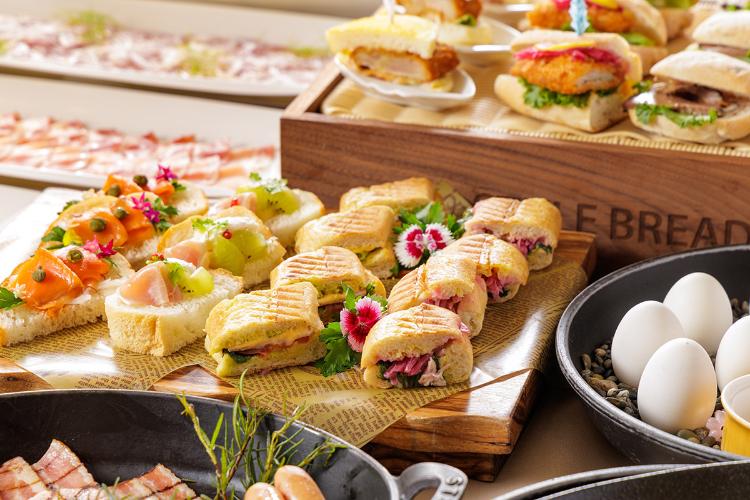 朝食ビュッフェ:思わず写真におさめたくなる、彩豊かなオープンサンド☆(イメージ)