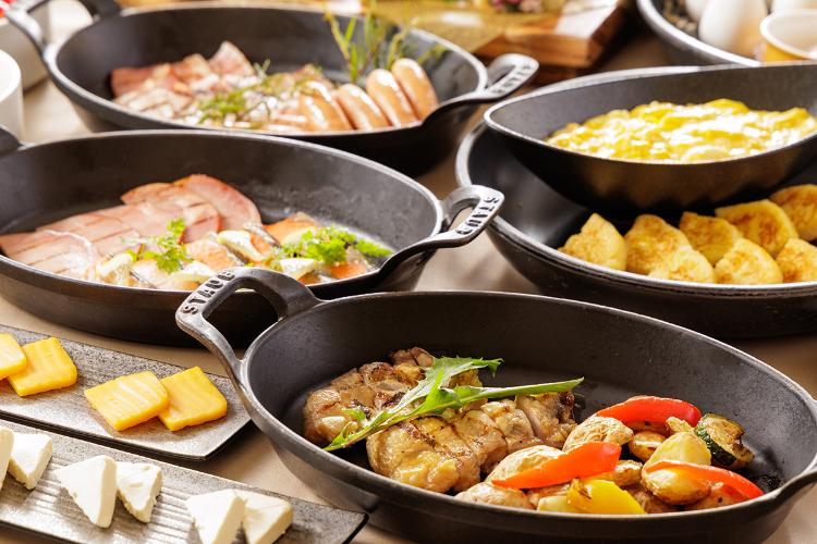 朝食ビュッフェ:溶岩石で焼き上げたジューシーなグリル料理(イメージ)