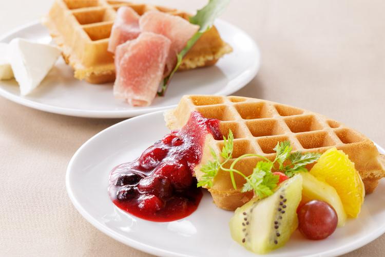 朝食ビュッフェ:シェフが目の前で焼き上げるワッフル♪出来立てサクサクをどうぞ。(イメージ)