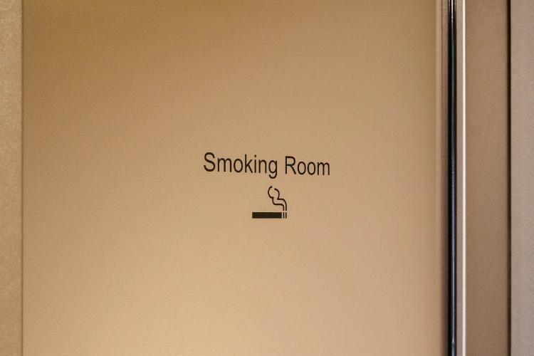 各客室フロアに喫煙ブースがございます。(客室内は全室禁煙)