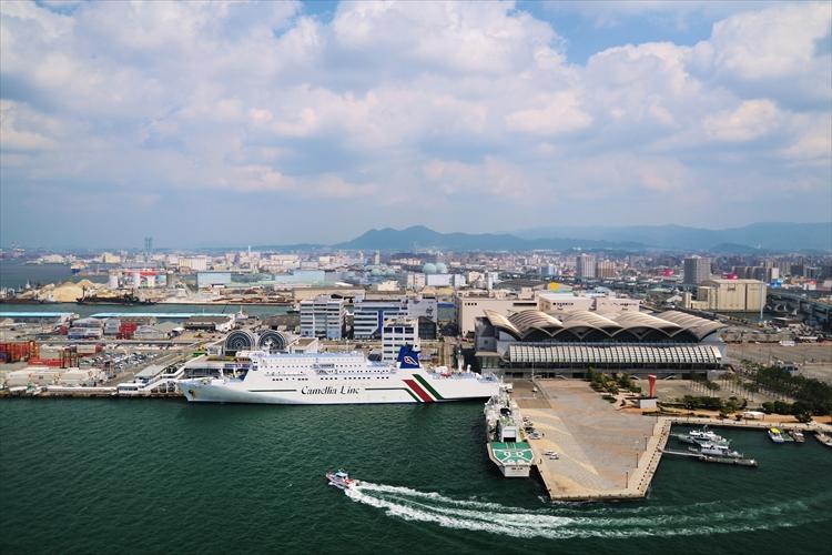 アクセス/【博多港 国際ターミナル】釜山や上海など海外とのフェリー航路を結ぶ港（公共交通機関30分）／写真提供：福岡市