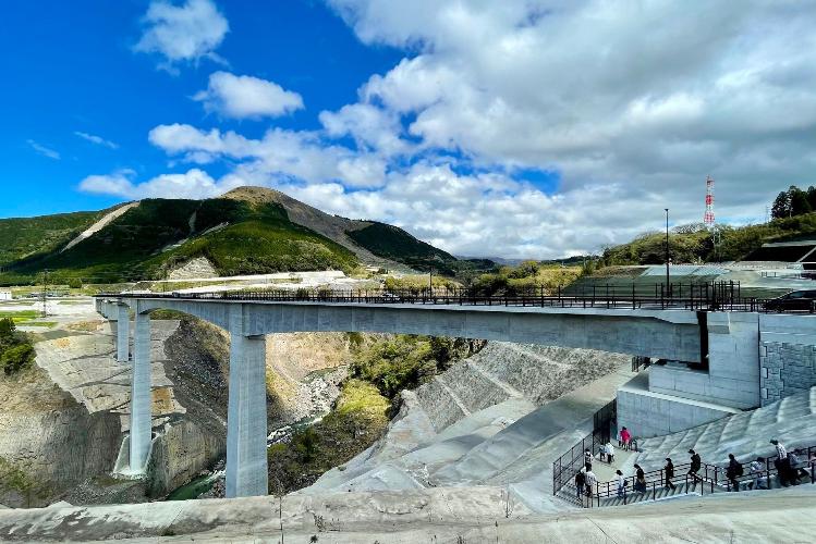 写真提供:熊本県観光連盟 新阿蘇大橋