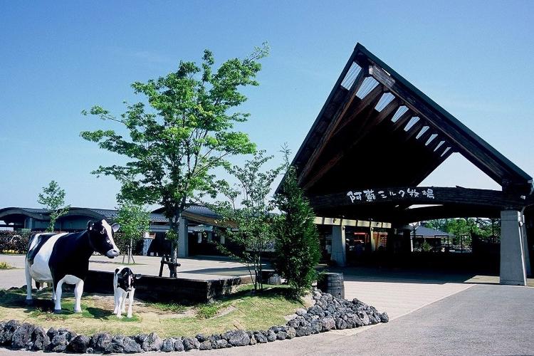 写真提供:熊本県観光連盟 らくのうマザーズ阿蘇牧場(西原村)