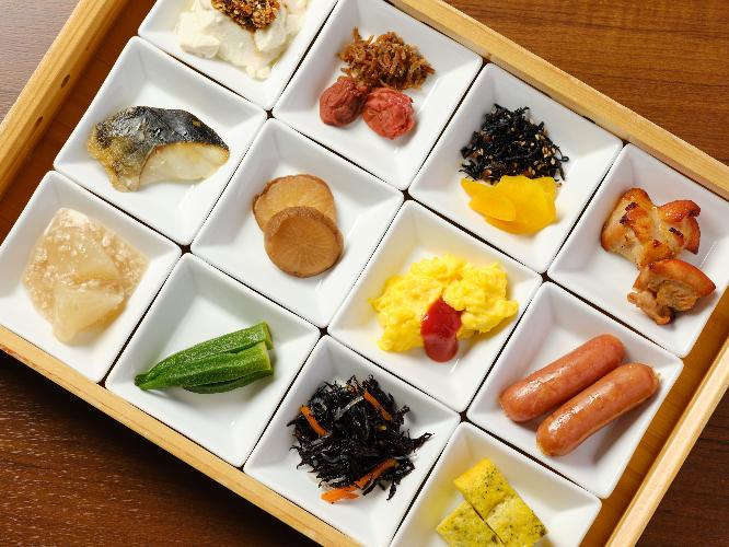 和食中心のバイキング形式