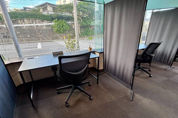 【ロビー】明るく落ち着いたワーキングスペース。コンセント完備で、時間を気にせず無料でご利用可能！