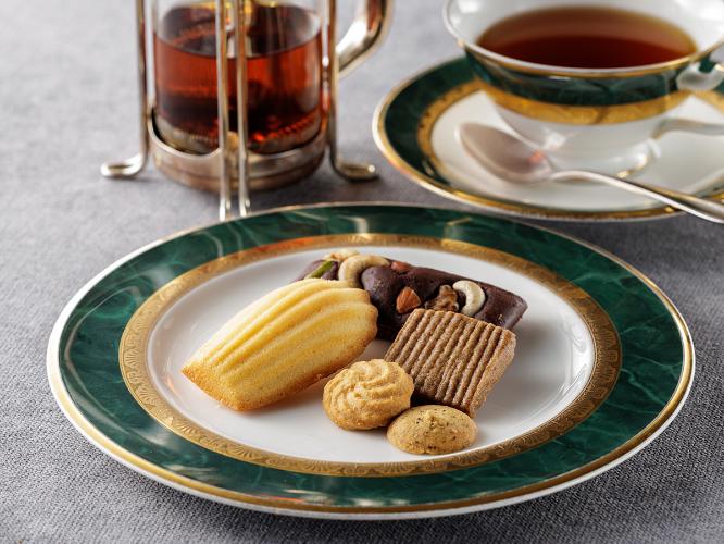 1階 ブーランジェリー＆パティスリー ル プティパレではパンやケーキを販売中