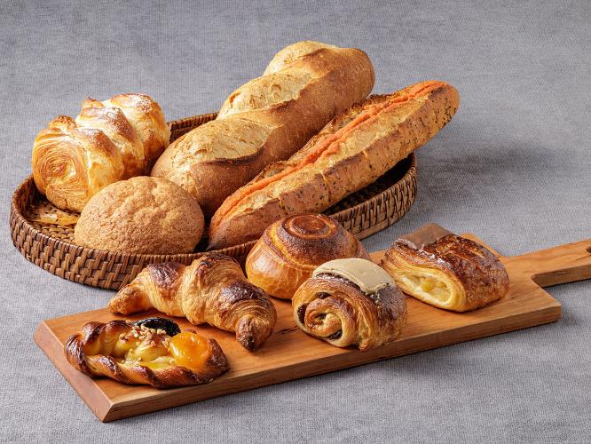 1階 ブーランジェリー＆パティスリー ル プティパレではパンやケーキを販売中