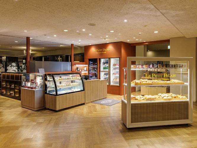 1階 ブーランジェリー＆パティスリー ル プティパレではパンやケーキを販売中