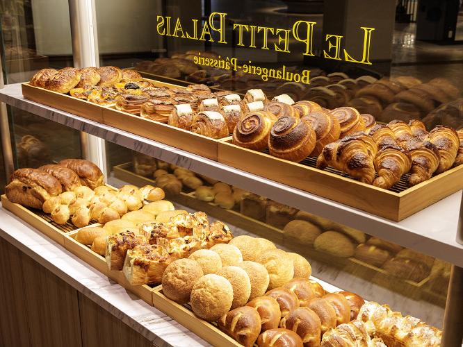 1階 ブーランジェリー＆パティスリー ル プティパレではパンやケーキを販売中